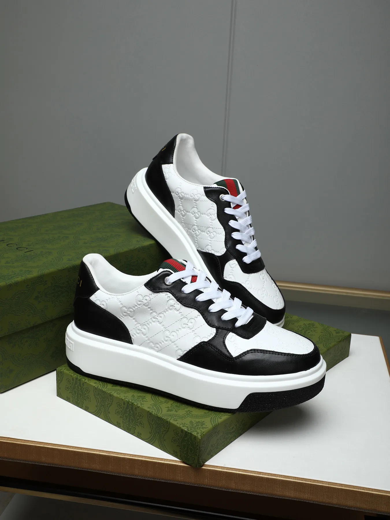 Men's shoes 💰480 New men's shoes GUCCI Fashion trend Made of first-layer calfskin ➕ washed sheep lining! The foot feels super comfortable and the workmanship is impeccable. Foam ultra-light outsole, size: 38-44 (45 customized) 4 colors to choose from!